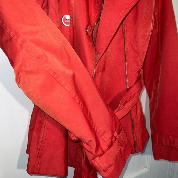 🔥NWOT BLACK RIVET BELTED LARGE BUTTON RED WOMENS CLASSY CHIC RAIN JACKET… - Picture 6 of 10